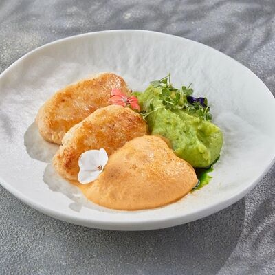 Крабовые котлеты, пюре с песто и соус биск в Come Mode Cafe по цене 2490 ₽