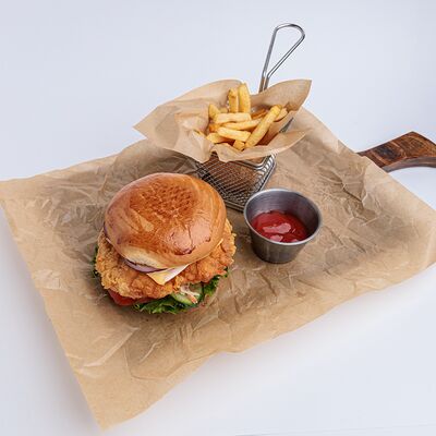 Krispy chicken бургер комбо в PINTA Bar & Grill по цене 4490 ₸