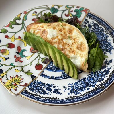 Белковый омлет с авокадо и зеленым салатом в Florinskiy bistro по цене 630 ₽