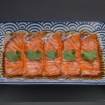 Лосось с соусом юдзу в Bluefin по цене 1260 ₽