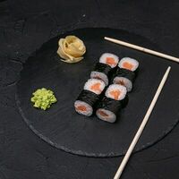 Классический ролл с лососем в Rolls