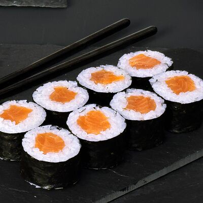 Маки с лососем в Sushi Aura по цене 490 ₽
