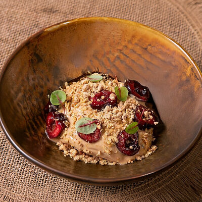 Мусс из жареного шоколада с ромовым бисквитом в Белок по цене 780 ₽