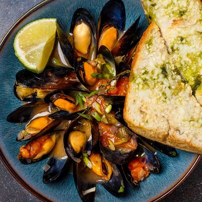 Соте из мидий в белом вине с каперсами и багетом в Макароны по цене 750 ₽