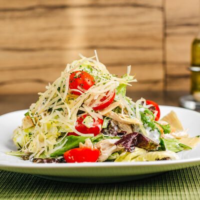 Салат Цезарь с курицей и запеченным хлебом в Rafe Coffee & Food по цене 3560 ₸