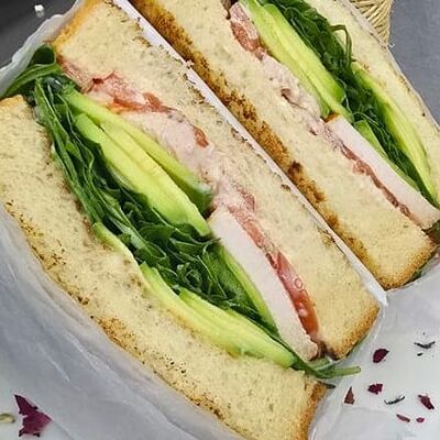 Сэндвич с индейкой в Pitchii Coffee and Waffles по цене 790 ₽