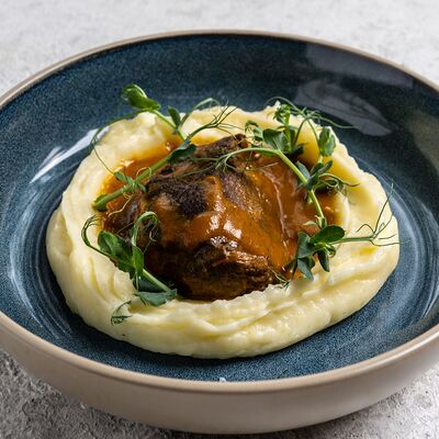 Говяжьи щечки с пюре и трюфельным маслом в Сакура по цене 910 ₽