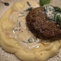 Бифштекс с картофельным пюре и пикантно-сливочной заправкой из шпината в Pizzapositana