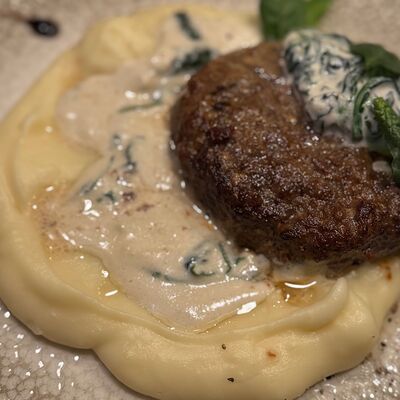 Бифштекс с картофельным пюре и пикантно-сливочной заправкой из шпината в Pizzapositana по цене 950 ₽