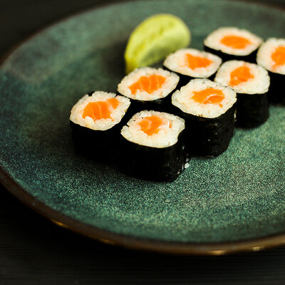 Маки с лососем в Yomayo по цене 275 ₽