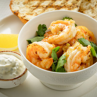 Жареные креветки в соусе из белого вина в Old Whale pub по цене 1150 ₽