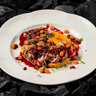 Утиная грудка с тыквенным пюре под брусничным соусом в Крем кафе по цене 885 ₽