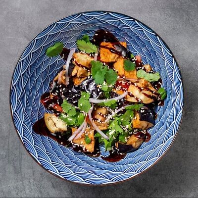 Салат с хрустящими баклажанамив Gourmetto по цене 610 ₽