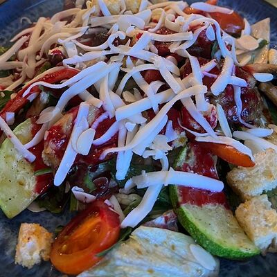 Салат с индейкой под ягодным соусом в Лобстер по цене 649 ₽