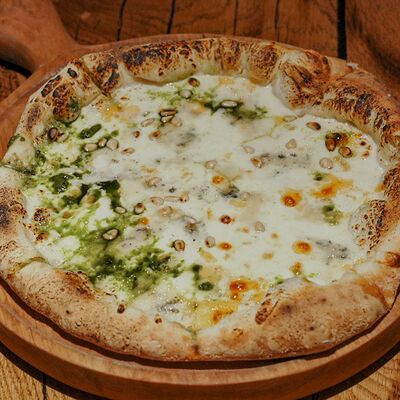 Пицца «Кватро формаджи» 22 см в Rekki Pizza & Cocktail Bar по цене 980 ₽