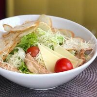 Салат Цезарь с курицей в Шафран