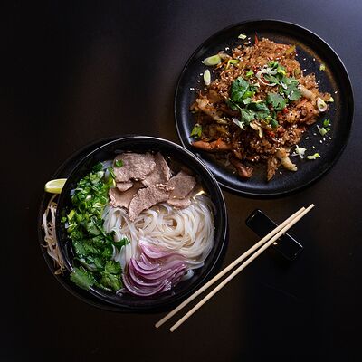 Фо-бо, рис с курицей и морс в Том и ям по цене 990 ₽