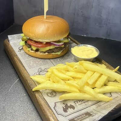 Бургер с говядиной и картофелем фрив Лось Лосось по цене 870 ₽