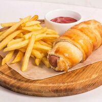 Сосиска в тесте с картофелем фри в Мушмула