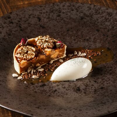 Тарт с орехами в TATEV по цене 560 ₽