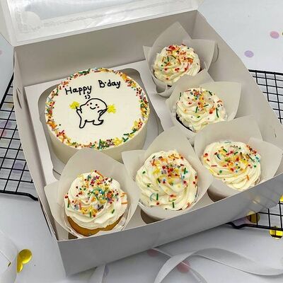 Бенто-торт и капкейки с посыпкой Happy B-day в Cosmo Сakery по цене 3680 ₽