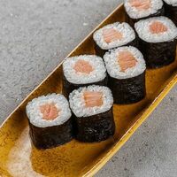 Ролл с лососем в SUSHIZO