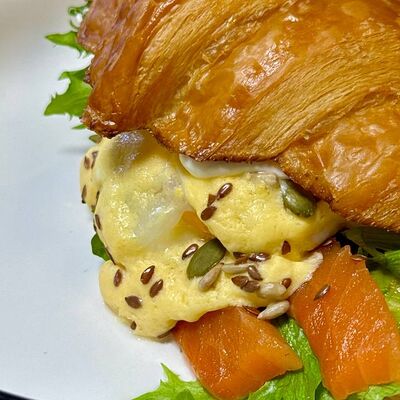 Круассан с лососем, гуакамоле и яйцом пашот в Desserto Десерто по цене 680 ₽