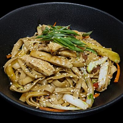 Удон с курицей фирменный в Сытый японец по цене 439 ₽