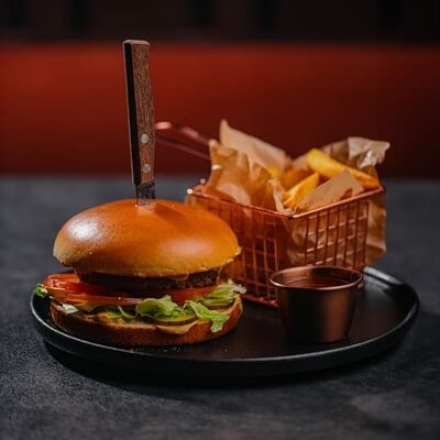 Бургер говяжий и фри в Marrakesh lounge по цене 630 ₽