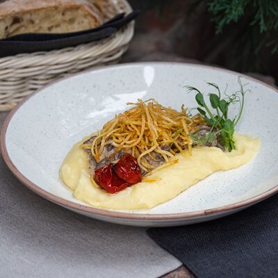 Телятина по-строгановски с вешенками и пюре в Старый город по цене 850 ₽