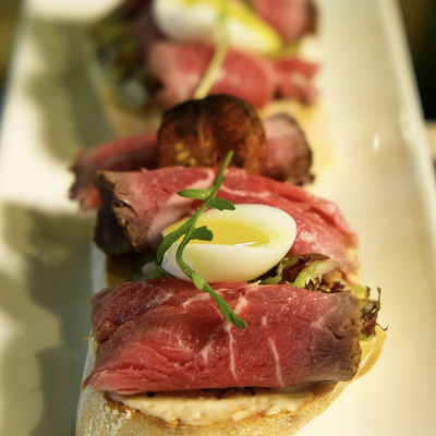 Брускетта с ростбифом и черри в Капуцин Кирова по цене 460 ₽