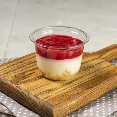 Десерт Чизкейк с клубникой в стакане в Рестомаркет Китчен по цене 199 ₽