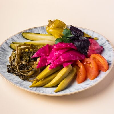 Ассорти армянских солений в Mouflon по цене 920 ₽