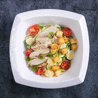 Салат Цезарь с курицей в Остерия Il Massimo