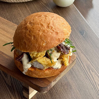 Бургер с куриными стрипсами в Garage по цене 390 ₽