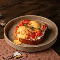 Бенедикт с диким лососем в EGG Sandvich & pasta bar