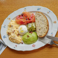 Яйца с форелью, сливочным сыром и авокадо в La Biga