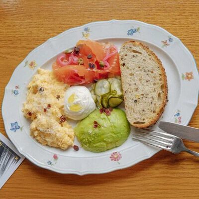 Яйца с форелью, сливочным сыром и авокадо в La Biga по цене 990 ₽