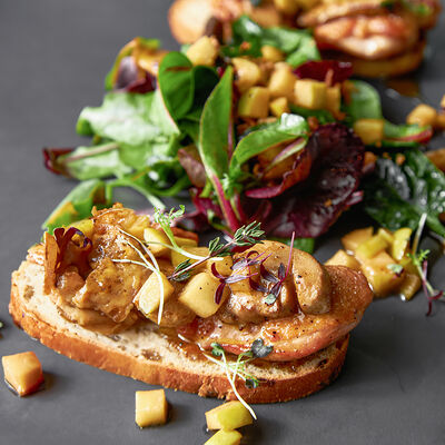 Теплый салат с фуа-гра и перепелкой в Sabor de la Vida по цене 2850 ₽