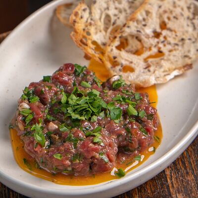 Тартар из говяжьей вырезки с копченым желтком и гренками из зернового хлеба в Masters & Margaritas по цене 980 ₽