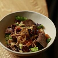 Салат с мраморной говядиной, фасолью каннеллини и луком фриджоне в Vivezza