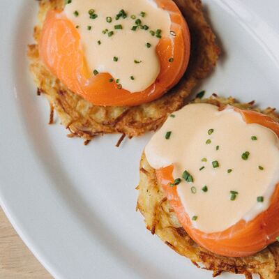 Драник, яйцо-пашот, мусс из пармезана с лососем слабой соли в Sava по цене 770 ₽