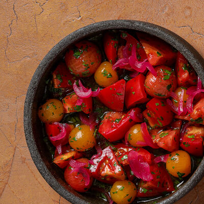 Томаты, ялтинский лук, масло петрушки в Maya по цене 750 ₽