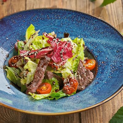 Салат с говяжьей вырезкой в Сапфир Premium HITS & GRILL по цене 900 ₽