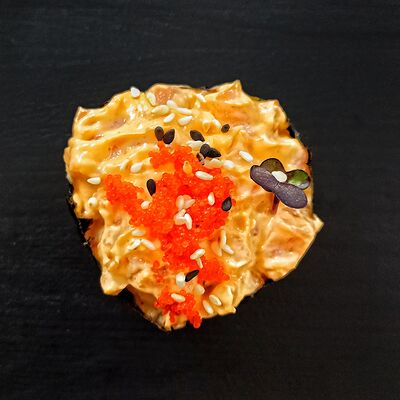 Гункан с лососем в More sushi по цене 219 ₽