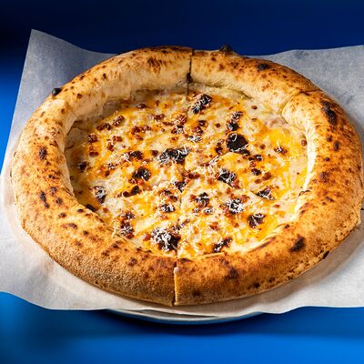 Бекон, чеддер, маринованный желток в Mates Pizza по цене 950 ₽