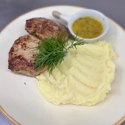 Куриные котлеты с пюре в Барбари по цене 625 ₽