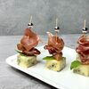 Канапе из пармской ветчины с голубым сыром в Food Embassy Гастролофт Юлии Высоцкой по цене 2200
