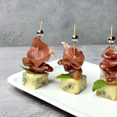 Канапе из пармской ветчины с голубым сыром в Food Embassy Гастролофт Юлии Высоцкой по цене 2200 ₽