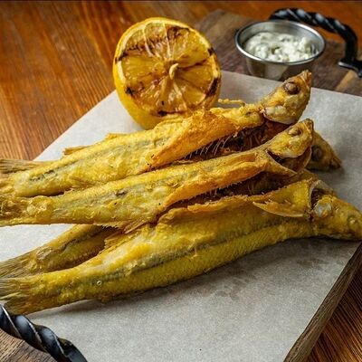 Жареная корюшка с соусом тар-тар в Реберная №1 по цене 1115 ₽